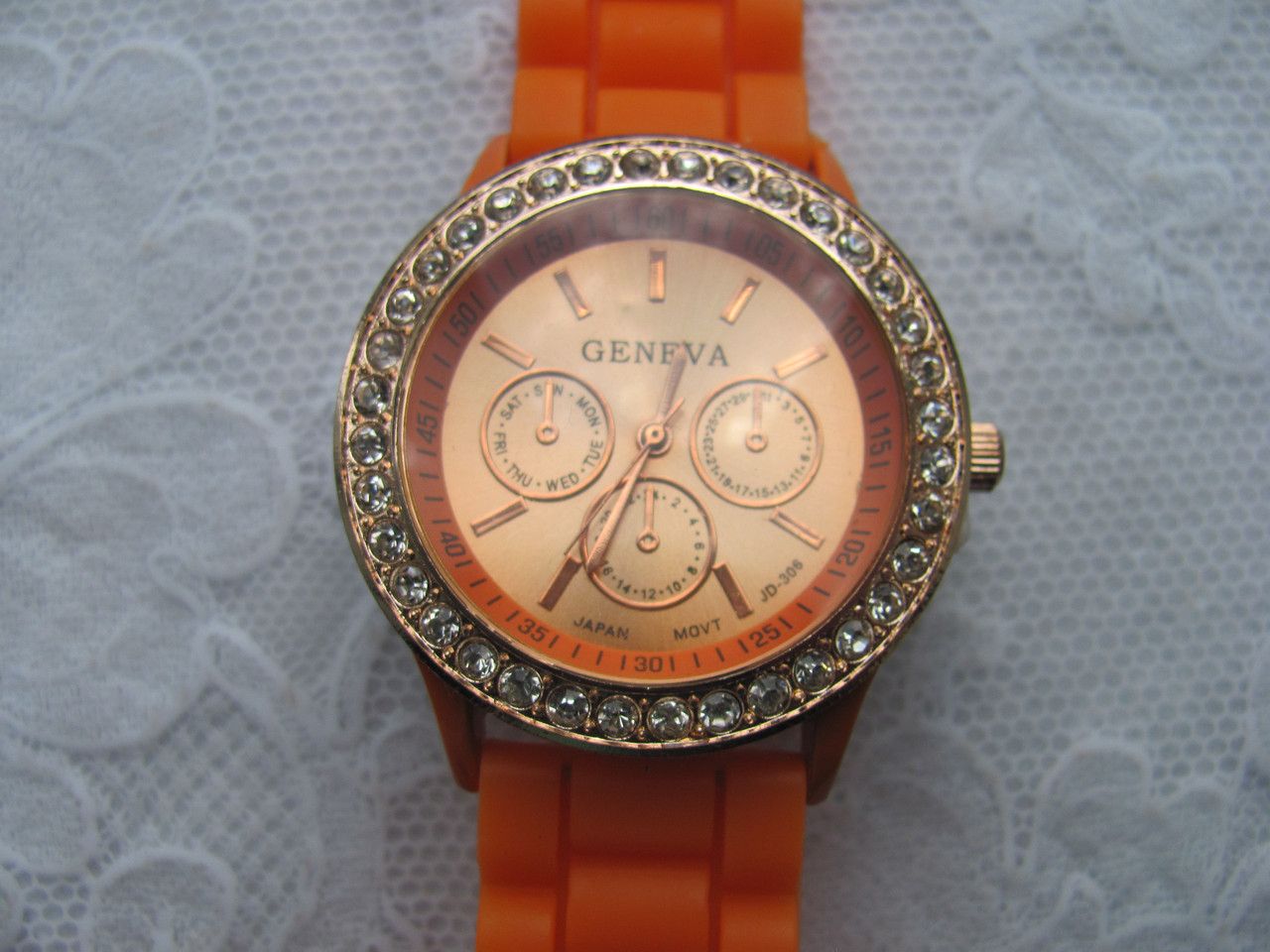 Часы наручные Женева в стразах : Оранжевые в золотом корпусе