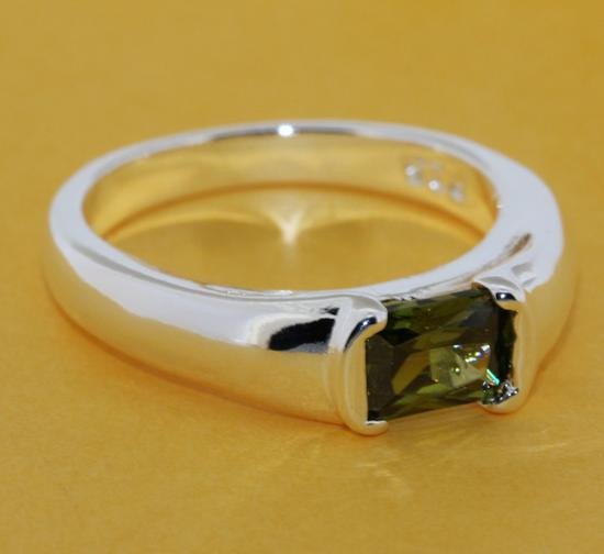 Кольцо с зеленым камнем женское