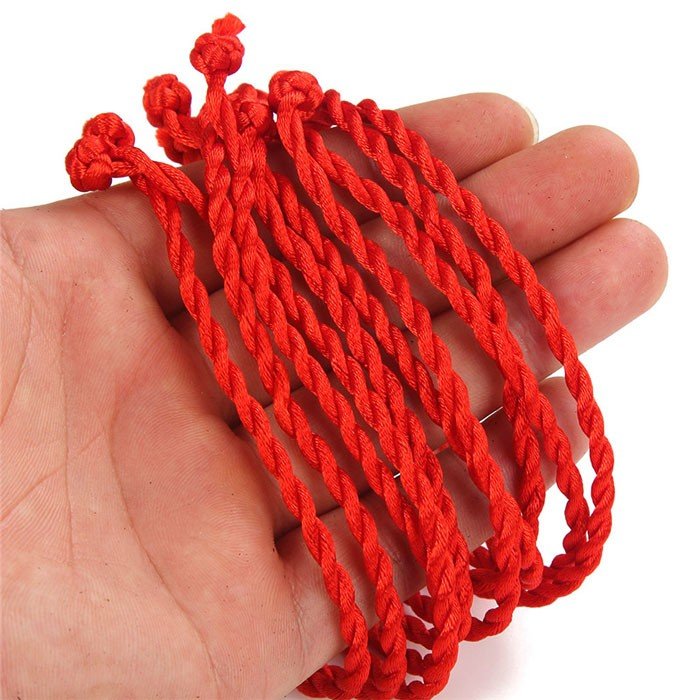 Червона нитка - оберіг червоний браслет на удачу